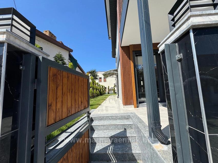 3+1 Villa Mit Garten Zum Verkauf In Ürkmez, Seferihisar, İzmir, 40 Meter Vom Meer Entfernt.