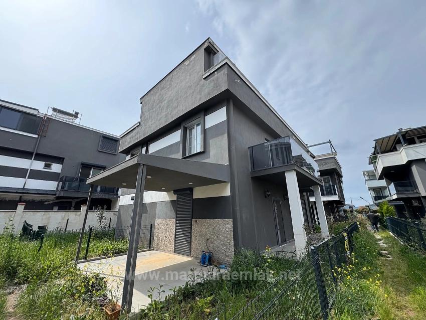 3+1 Sommervilla Mit Garten Zum Verkauf In Doğanbey Payamlı, Seferihisar, İzmir