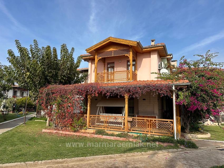 3+1 Villa Zum Verkauf In Seferihisar Ürkmez Site Mit Pool