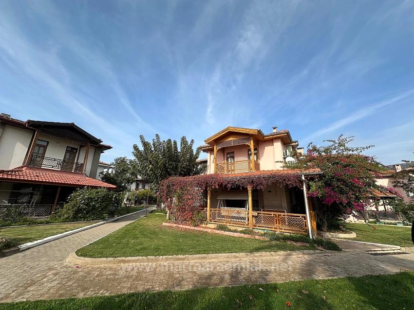 3+1 Villa Zum Verkauf In Seferihisar Ürkmez Site Mit Pool