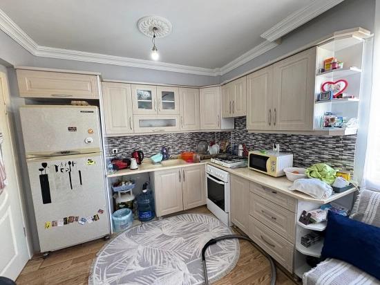 2+1-zimmer-sommerapartment Im Mittleren Stockwerk Zum Verkauf Im Zentrum Von Ürkmez