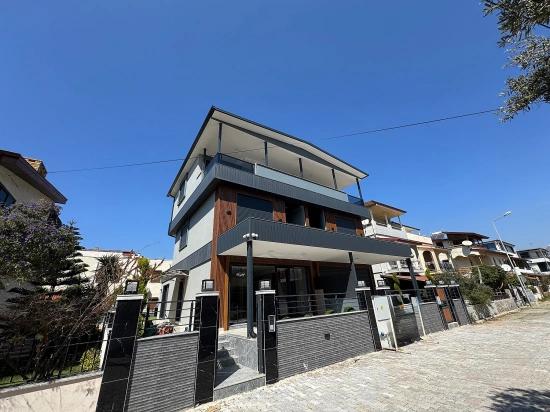 3+1 Villa Mit Garten Zum Verkauf In Ürkmez, Seferihisar, İzmir, 40 Meter Vom Meer Entfernt.