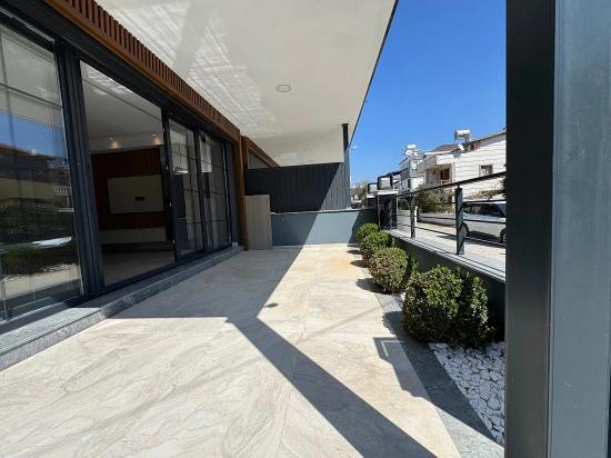 3+1 Villa Mit Garten Zum Verkauf In Ürkmez, Seferihisar, İzmir, 40 Meter Vom Meer Entfernt.