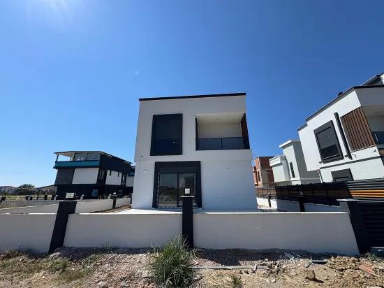 2+1 Sommervilla Mit Garten Zum Verkauf In Doğanbey, Seferihisar, İzmir