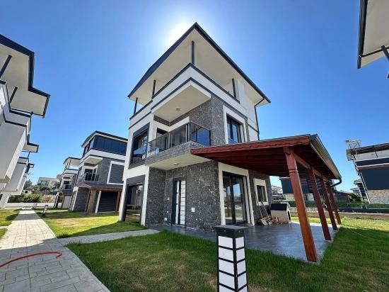 Freistehendes Sommerhaus Mit Garten Zum Verkauf In Doğanbey, Seferihisar, İzmir. 3+1 Zimmer.