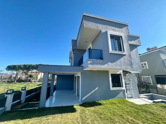 3+1 Sommerhaus Mit Garten Zum Verkauf In Doğanbey, Seferihisar, İzmir