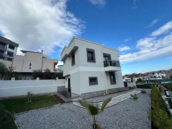 3+1 Freistehende Villa Zum Verkauf In Seferihisar Akarca, Mit Blick Auf Das Meer.
