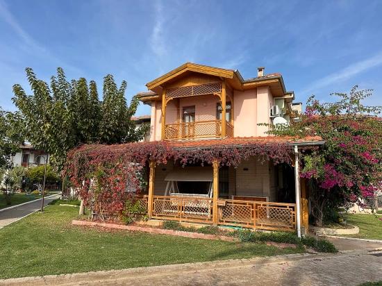 3+1 Villa Zum Verkauf In Seferihisar Ürkmez Site Mit Pool