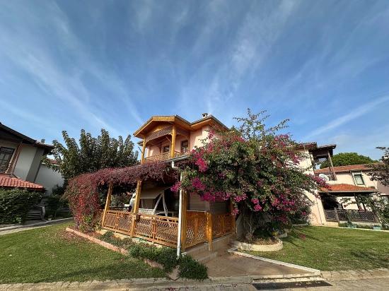 3+1 Villa Zum Verkauf In Seferihisar Ürkmez Site Mit Pool