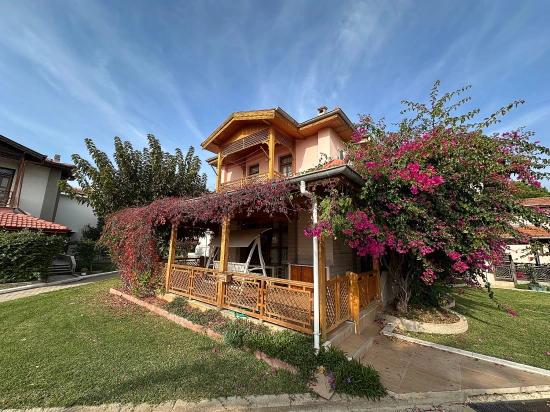 3+1 Villa Zum Verkauf In Seferihisar Ürkmez Site Mit Pool