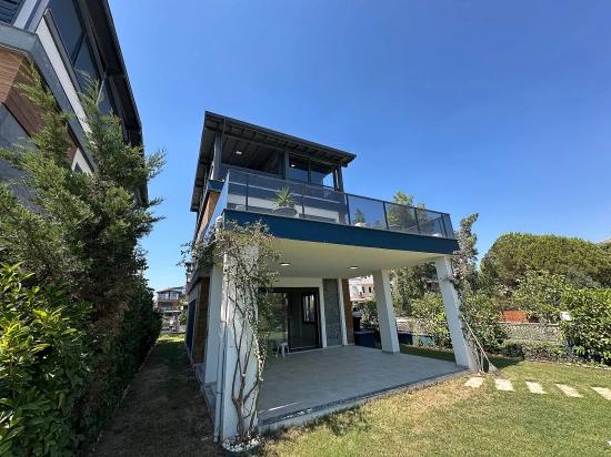 Freistehende Villa Mit Garten, 4+1 Zimmer, Zu Verkaufen In Ürkmez, Seferihisar, İzmir, 60 Meter Vom Meer Entfernt.