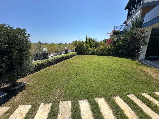 Freistehende Villa Mit Garten, 4+1 Zimmer, Zu Verkaufen In Ürkmez, Seferihisar, İzmir, 60 Meter Vom Meer Entfernt.