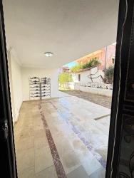 1+1 Wohnung Zum Verkauf In Doğanbey, Seferihisar, İzmir, Mit Aufzug, 300 Meter Vom Meer Entfernt.