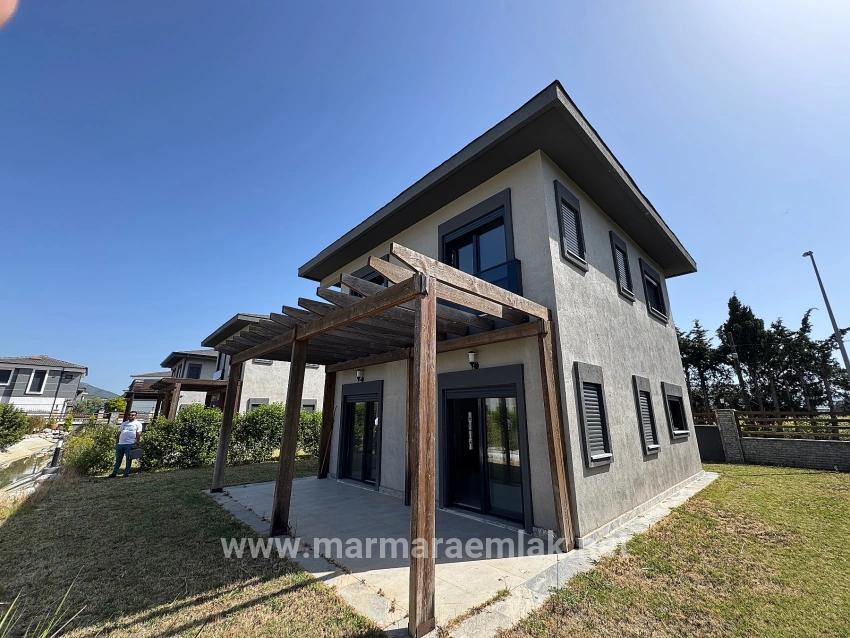 3+1-Zimmer Einfamilienhaus Zu Verkaufen in Cumhuriyet Bz. Seferihisar Doğanbey - 250 m²