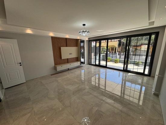 3+1 Villa Mit Garten Zum Verkauf In Ürkmez, Seferihisar, İzmir, 40 Meter Vom Meer Entfernt.