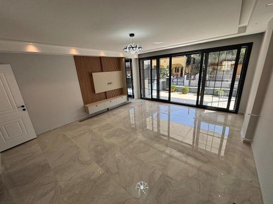 3+1 Villa Mit Garten Zum Verkauf In Ürkmez, Seferihisar, İzmir, 40 Meter Vom Meer Entfernt.