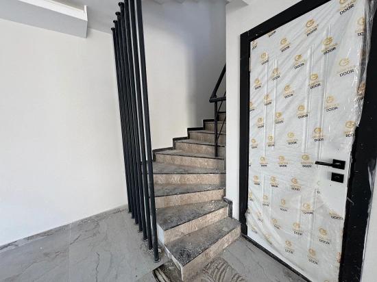 3+1 Villa Mit Garten Zum Verkauf In Gumuldur, 600 Meter Vom Meer Entfernt