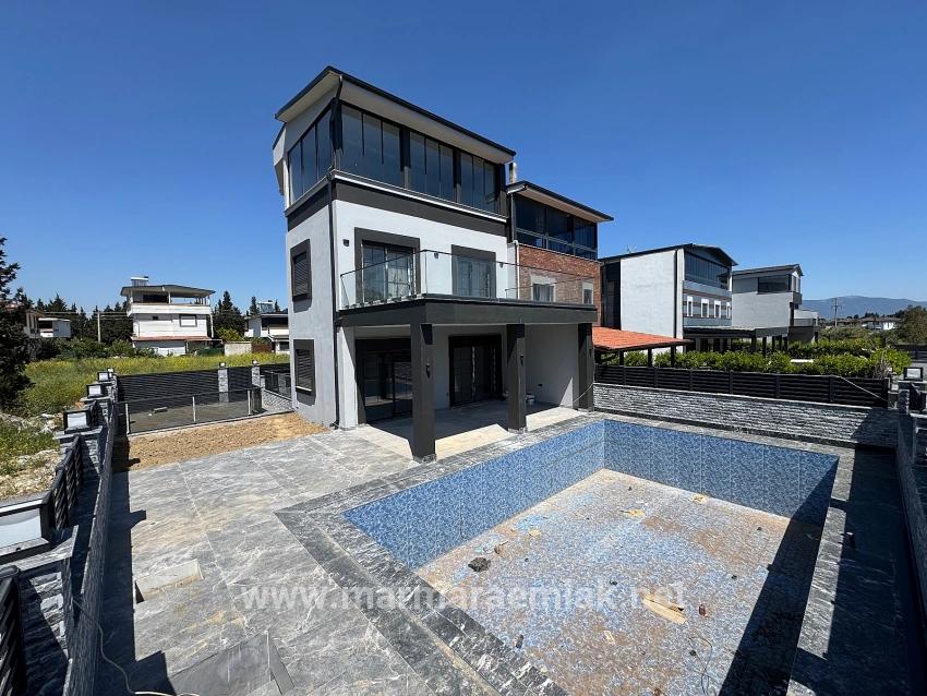 3+1 Bedroom Detached House For Sale in Cumhuriyet Nbh. Seferihisar Doğanbey - 250 m²