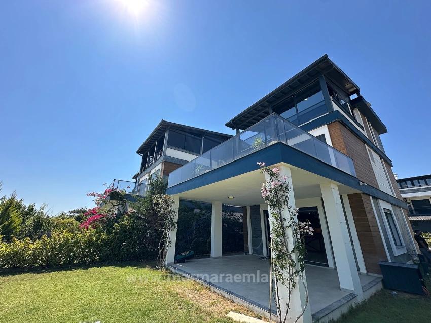 Detached Villa With Garden, 4+1 Rooms, For Sale In Ürkmez, Seferihisar, İzmir, 60 Meters From The Sea.