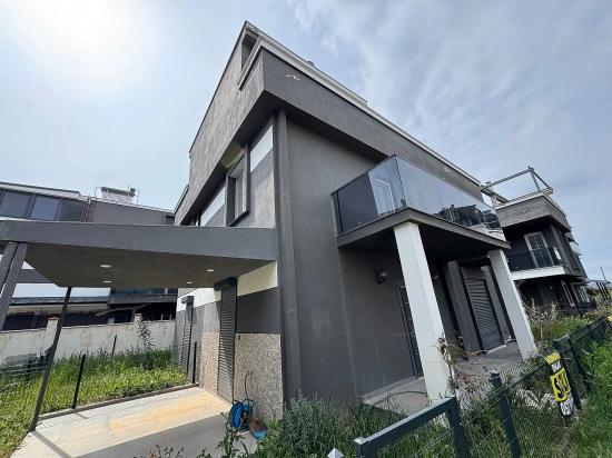 3+1 Summer Villa With Garden For Sale In Doğanbey Payamlı, Seferihisar, İzmir