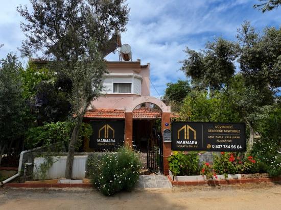 3+1 Villa With Garden For Sale In Doğanbey, Seferihisar, İzmir