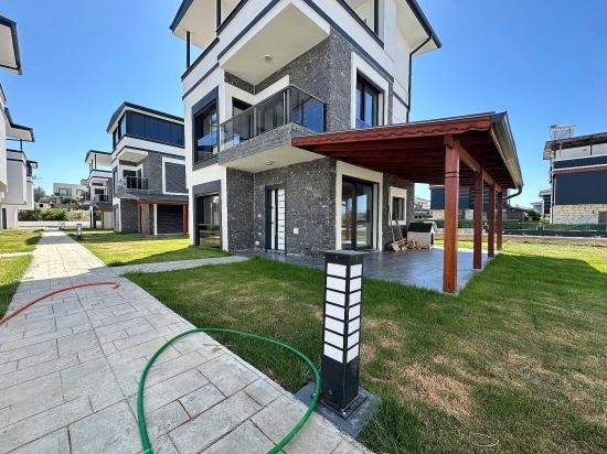 Detached Summer House With Garden For Sale In Doğanbey, Seferihisar, İzmir. 3+1 Rooms.