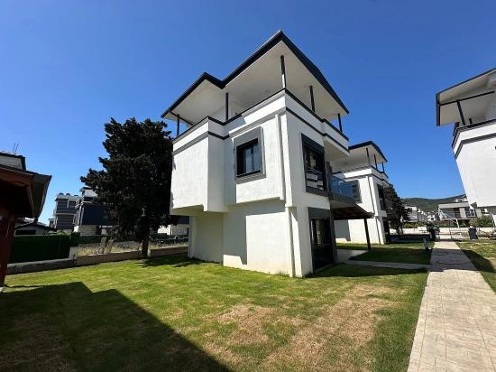 Detached Summer House With Garden For Sale In Doğanbey, Seferihisar, İzmir. 3+1 Rooms.