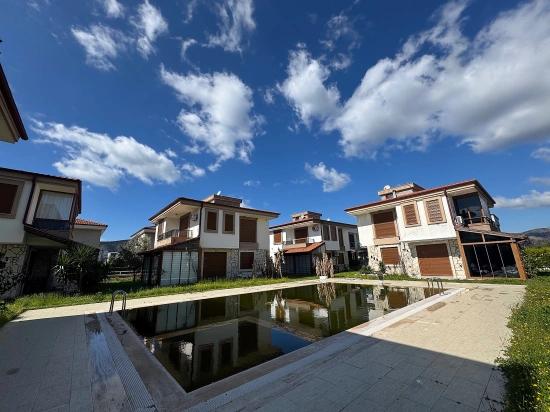 3+1 Villa With Garden And Pool For Sale In Doğanbey, Seferihisar, İzmir