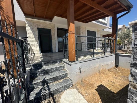 2+1 Summer Villa With Garden For Sale In Doğanbey, Seferihisar, İzmir