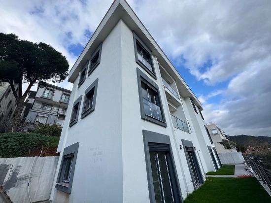 2+1 Apartment With Garden For Sale In Menderes Gumuldur