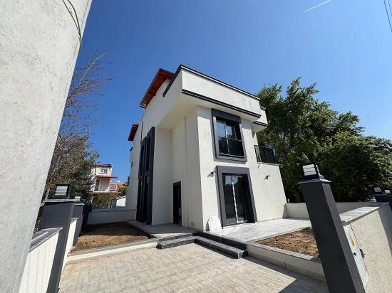 3+1 Villa With Garden For Sale In Gumuldur, 600 Meters From The Sea