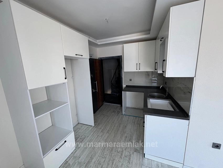 Продается Квартира На Среднем Этаже (1+1) В Районе Доганбей, Сеферихисар, В 60 Метрах От Моря.