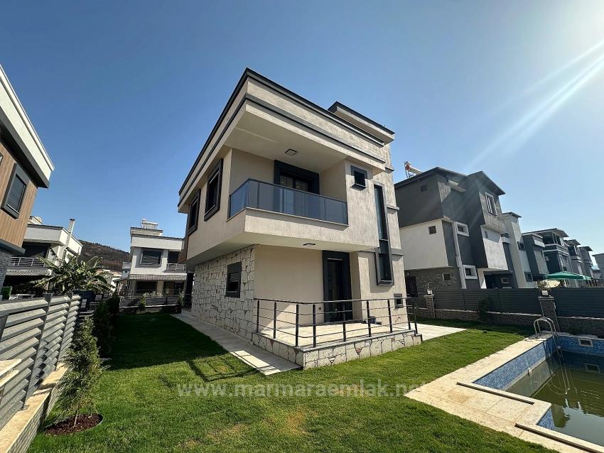 İzmir Seferihisar Doğanbey De Satılık Bahçeli Yazlık 3+1 Müstakil Havuzlu