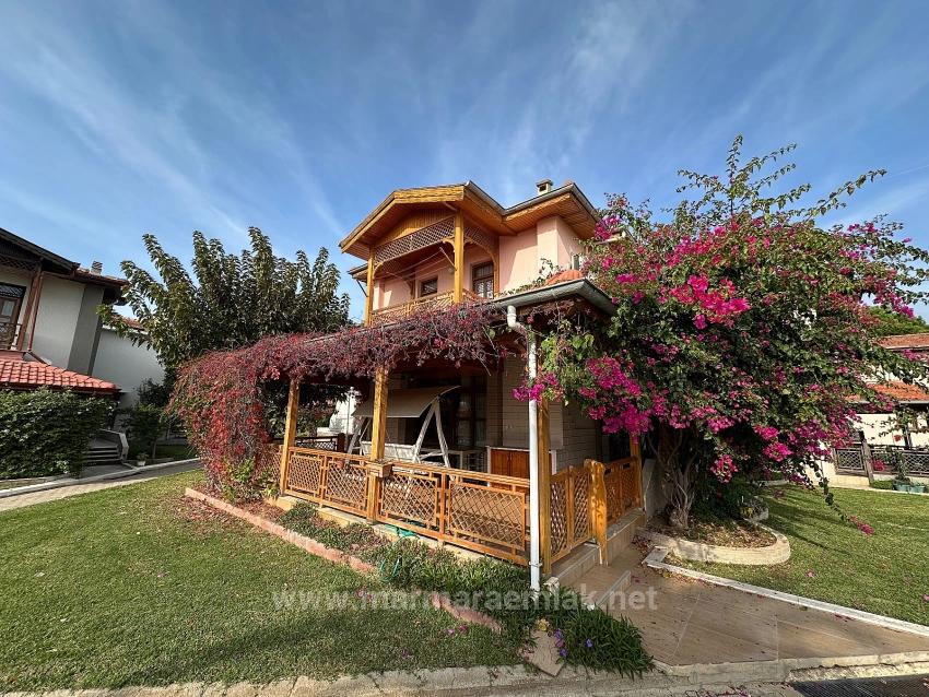 Seferihisar Ürkmez De Havuzlu Site İçinte 3+1 Satılık Villa