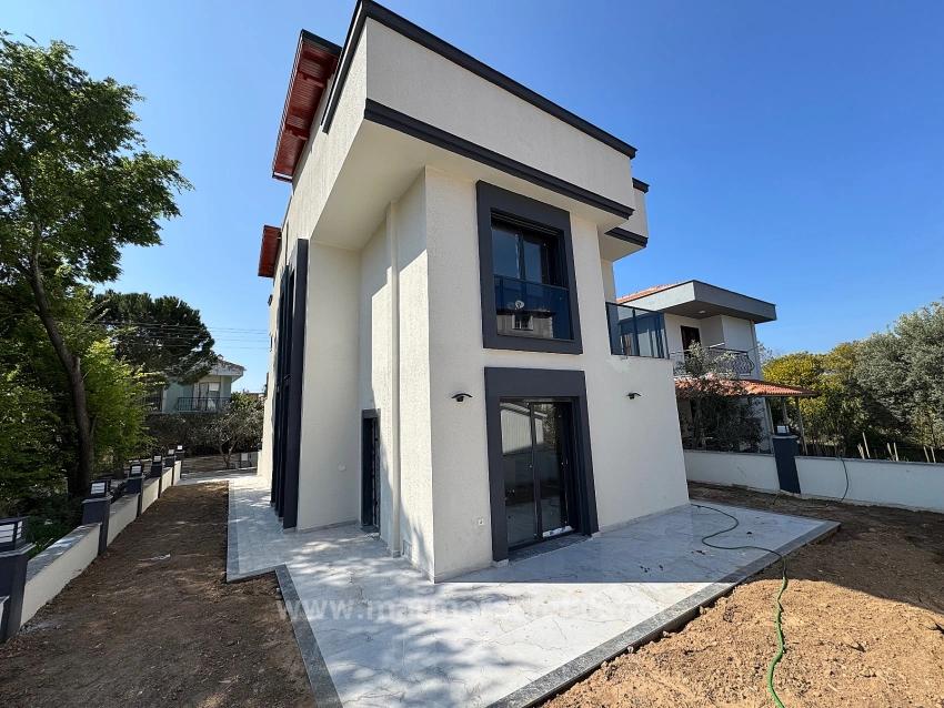 Gümüldür  De Satılık Bahçeli 3+1 Villa Denize 600 Metre Mesafededir