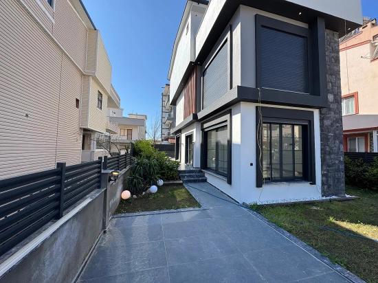 Gümüldür De Satılık Bahçeli 3+1 Havuzlu Tek Müstakil Villa