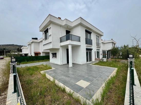 İzmir Seferihisar Doğanbey De Satılık Bahçeli 2+1 Yazlık Villa