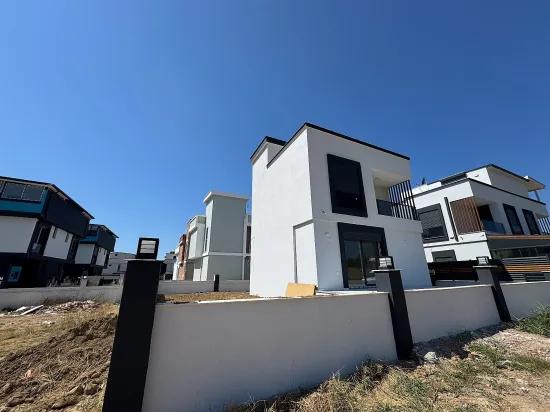 İzmir Seferihisar Doğanbey De Satılık Bahçeli 2+1 Yazlık Villa