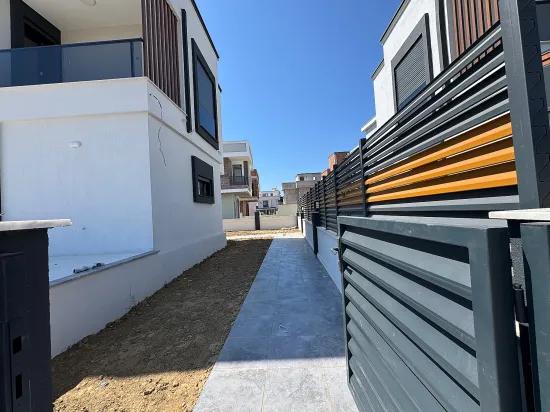 İzmir Seferihisar Doğanbey De Satılık Bahçeli 2+1 Yazlık Villa