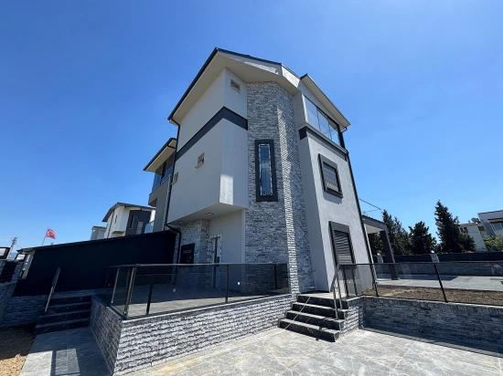İzmir Seferihisar Doğanbey De Satılık Havuzlu 3+1 Yazlık Villa