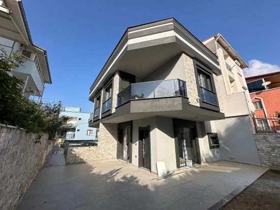 İzmir Seferihisar Ürkmez De Satılık Geniş Bahçeli 2+1 Yazlık Villa