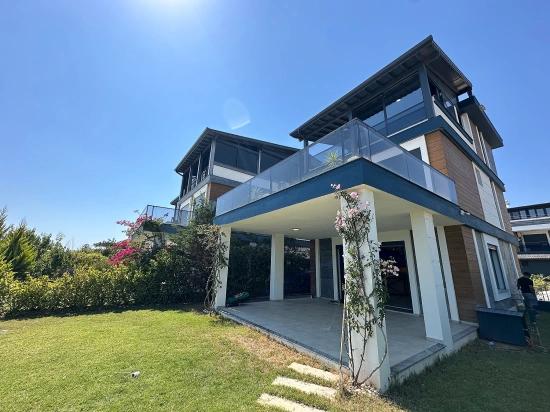 İzmir Seferihisar Ürkmez De Satılık Bahçeli 4+1 Müstakil Villa Denize 60 Metre