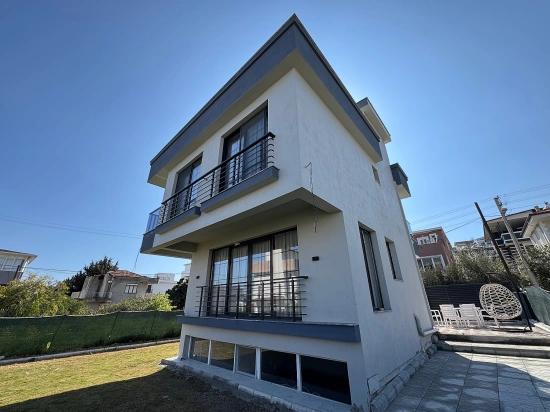 İzmir Seferihisar Doğanbey De Satılık Geniş Bahçeli 4+1 Yazlık Villa