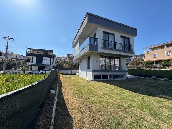 İzmir Seferihisar Doğanbey De Satılık Geniş Bahçeli 3+2 Yazlık Villa