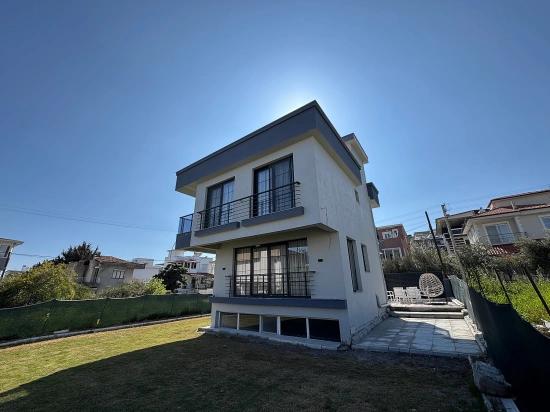 İzmir Seferihisar Doğanbey De Satılık Geniş Bahçeli 3+2 Yazlık Villa