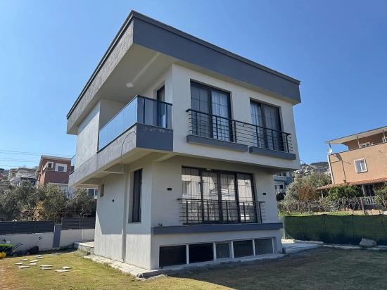 İzmir Seferihisar Doğanbey De Satılık Geniş Bahçeli 3+2 Yazlık Villa