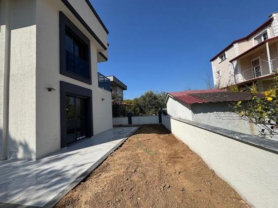 Gümüldür  de Satılık Bahçeli 3+1 Villa Denize 600 Metre Mesafededir