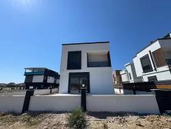 Seferihisar Doğanbey Cumhuriyet Mah. Satılık 2+1 Müstakil ev - 200 m²