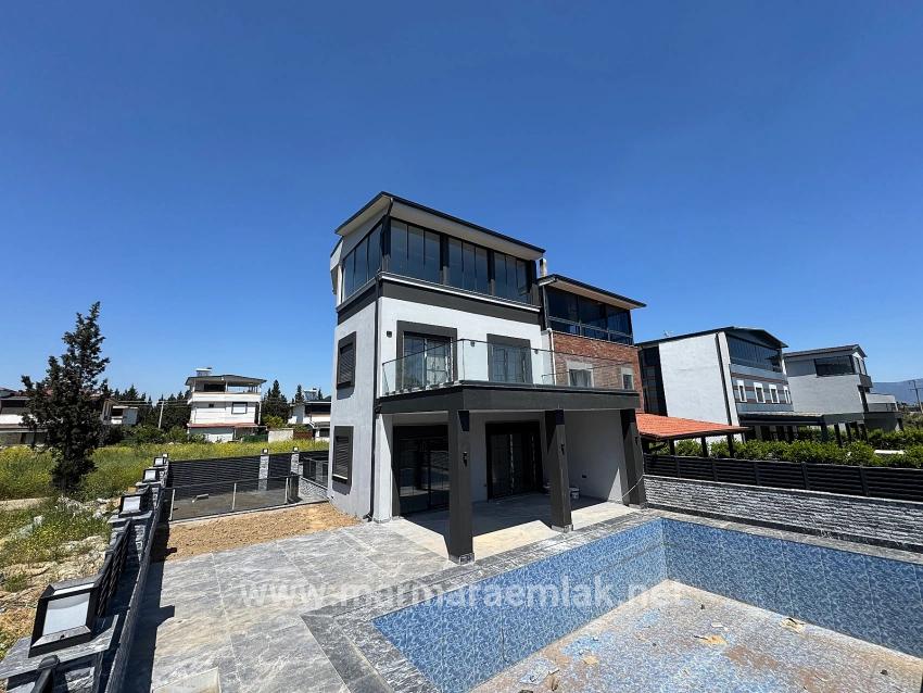 Seferihisar Doğanbey Cumhuriyet Mah. Satılık 3+1 Müstakil Ev - 250 m²