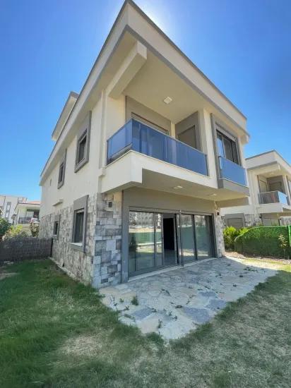 İzmir Seferihisar’da Satılık 4 + 1 Geniş Bahçeli Yazlık Villa